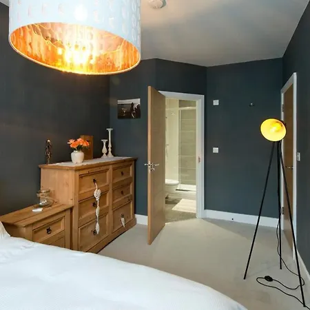 Fantastic 2 Bedroom City Center Apartment *