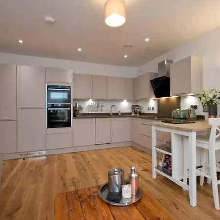 Апартаменти Fantastic 2 Bedroom City Center Apartment